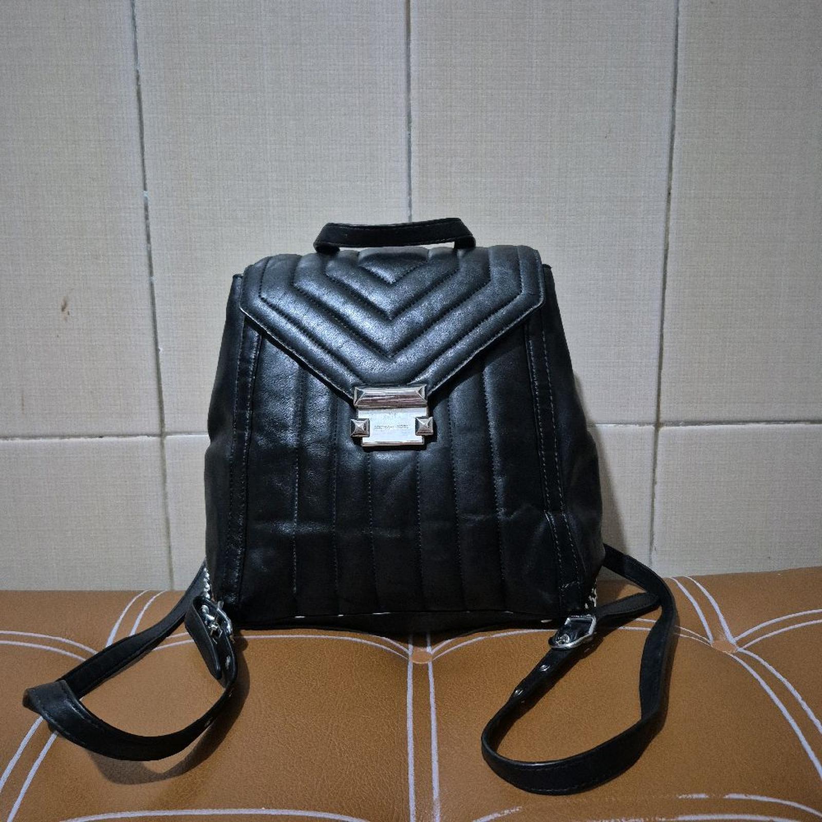 10. Tas ransel warna hitam Michael K*rs kulas